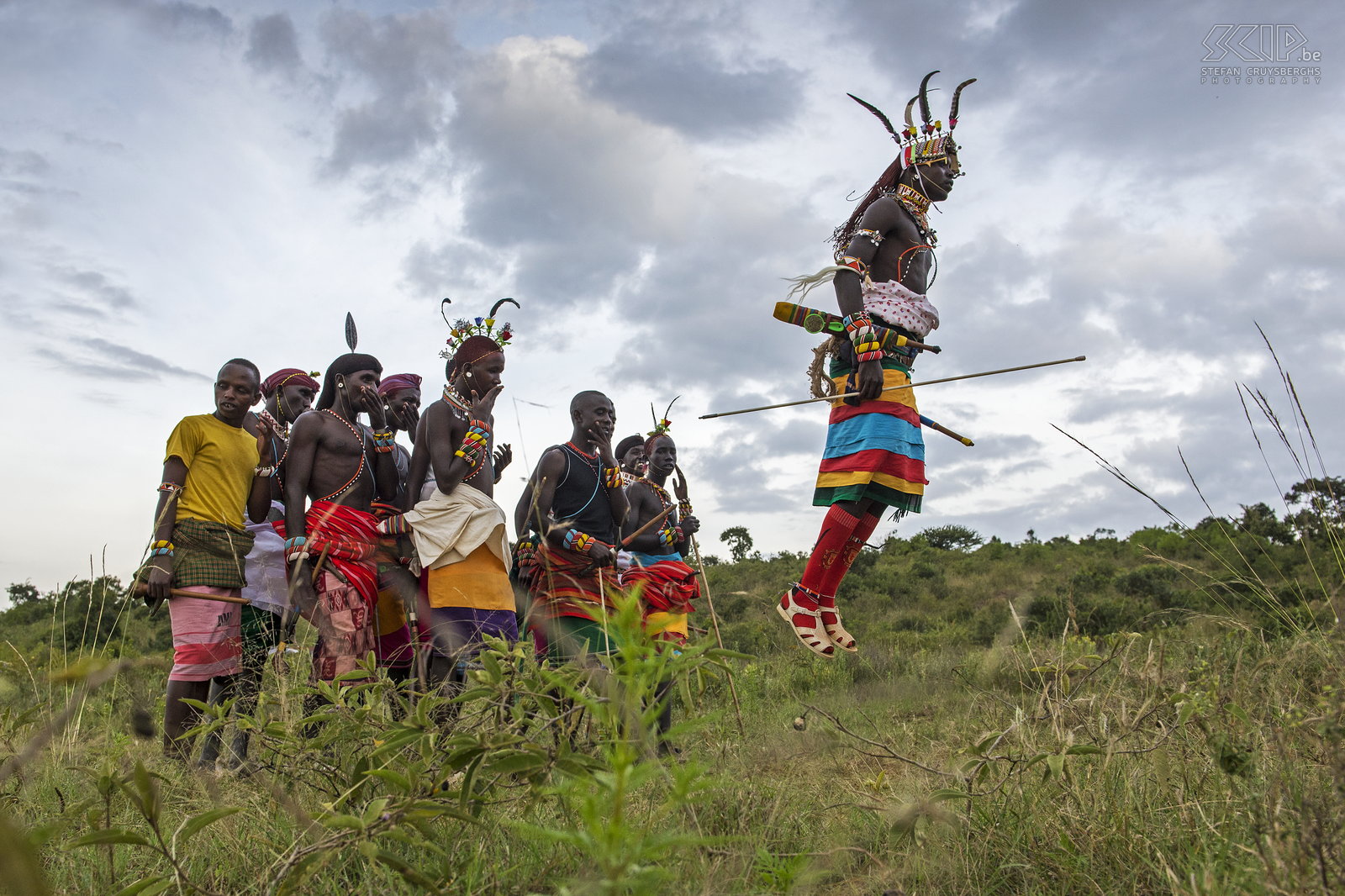 Suguta Marma - Dansende Samburu morans De Samburu morans maken indrukwekkende hoge sprongen tijdens het dansen. Stefan Cruysberghs